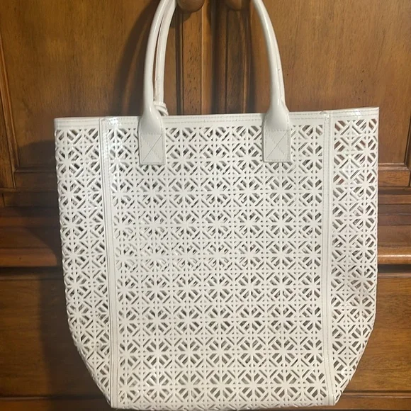 Tory Burch Laser Cut Beach Bag/Tote in white PVC - Picture 3 of 7